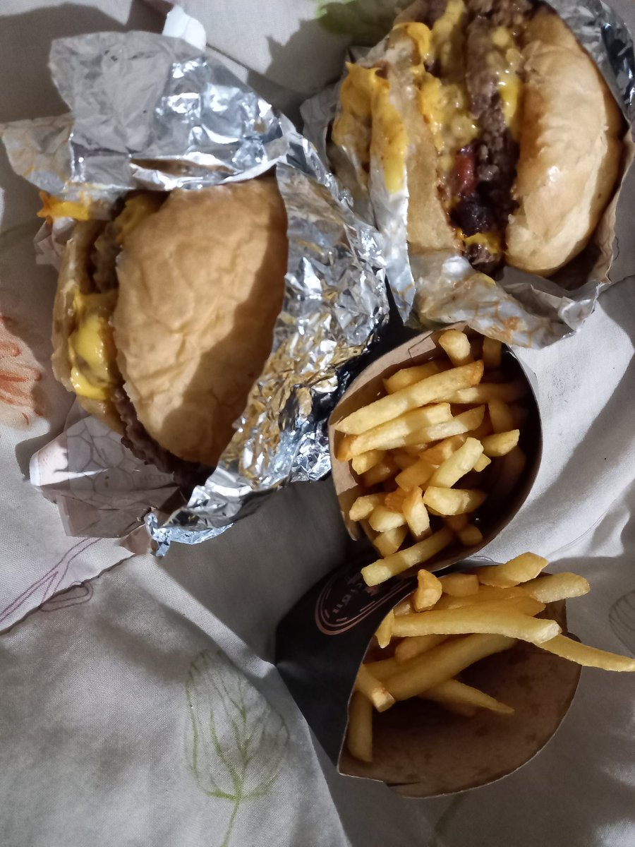 Qué alfajores y chocolates, hamburguesas y helado😍😍😍