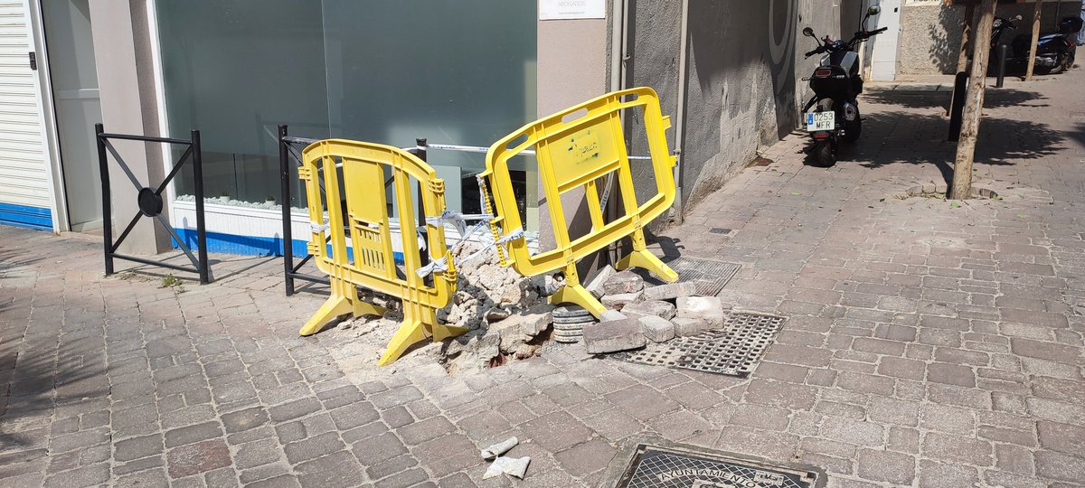 Desde hace más de un mes, así lleva la calle. La levantaron un domingo y no se sabe si está arreglado o no, ahí sigue el suelo levantado. Incluso molesta el paso de algunos vehículos. Está situado en Jaén, en la plaza Doctor Blanco Nájera esquina calle San Andrés. <a href="/aqualia/">aqualia</a>