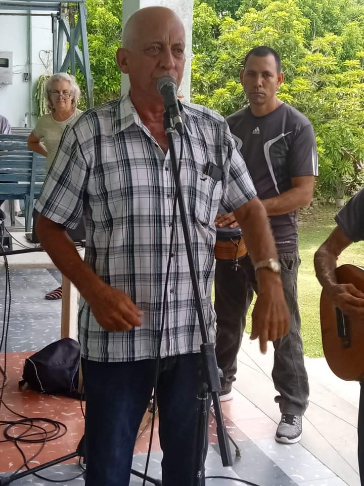 #MatancerosEnVictoria 
#PedroBetancourtEnVictoria 
"Honor a quien honor merece "
Cómo parte de las actividades del verano en La Graciela se le rinde homenaje al poeta Rey Lima.
#VeranoConAmor 
<a href="/JanyMartnez10/">Hanny Martínez</a> 
<a href="/CarlosC64808313/">Carlos Clemente</a> 
<a href="/GladysRLopez68/">Gladys Rodriguez Lopez</a>