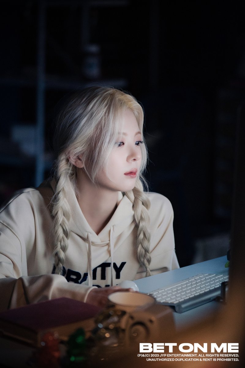 ITZY tweet media