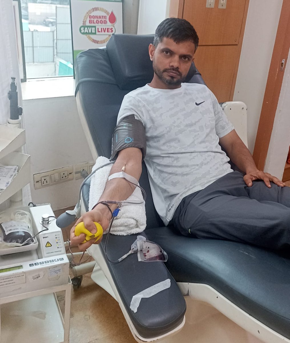 DelhicopRvndr's tweet photo. #Manish_Commando भाई ने #RGCI में 10th रक्तदान किया,
#Fortis_Gurgao में #Gautam भाई ने 11th रक्तदान किया
#Amit भाई ने Delievery केस में @aiims_newdelhi 6th रक्तदान किया
@DelhiPolice @CPDelhi @sumannalwa @barkhatrehan16 @Dchshikha @copafsana86 @DCP_NorthWest https://t.co/W3ZGTckeG0