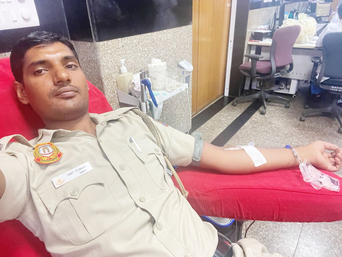 DelhicopRvndr's tweet photo. #Manish_Commando भाई ने #RGCI में 10th रक्तदान किया,
#Fortis_Gurgao में #Gautam भाई ने 11th रक्तदान किया
#Amit भाई ने Delievery केस में @aiims_newdelhi 6th रक्तदान किया
@DelhiPolice @CPDelhi @sumannalwa @barkhatrehan16 @Dchshikha @copafsana86 @DCP_NorthWest https://t.co/W3ZGTckeG0