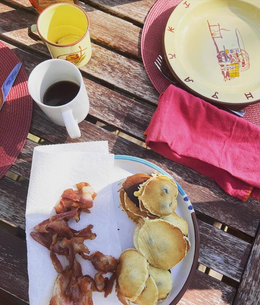 StephaniesDish's tweet photo. Lakeside blueberry pancakes.
.
#burntsidelake #elymn https://t.co/L69w7LnKoI https://t.co/zypuTz668n