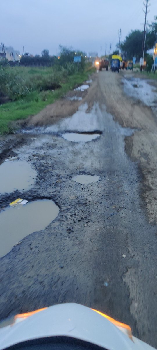 avanish66385's tweet photo. @CMMadhyaPradesh @IndoreCollector @advpushyamitra @tulsi_silawat @bjpmp @drnarottammisra @comindore @KailashOnline @Ramesh_Mendola विगत कई वर्षों से बाईपास से तलावली चांदा को जोड़ने वाली मुख्य सड़क का ये हाल। रहवासी हलकान। मदद करें। रोड बनवाएं। https://t.co/mnsCQqGC3S