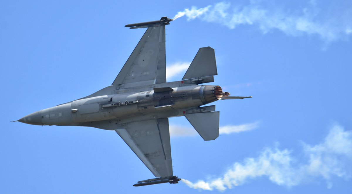 JorgenLammens's tweet photo. First shots of the @BeAirForce #F16 #solodisplay #DreamViper today @WAC_Koksijde @gem_Koksijde during the Open Acro Championship, unfortunately not in the #Viper painted F16 😥 but in a grey one. #avgeeks #airshows #planespotting #aviationphotography #AvGeek https://t.co/TG7aeAD1Yj