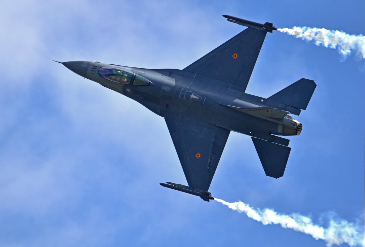 JorgenLammens's tweet photo. First shots of the @BeAirForce #F16 #solodisplay #DreamViper today @WAC_Koksijde @gem_Koksijde during the Open Acro Championship, unfortunately not in the #Viper painted F16 😥 but in a grey one. #avgeeks #airshows #planespotting #aviationphotography #AvGeek https://t.co/TG7aeAD1Yj