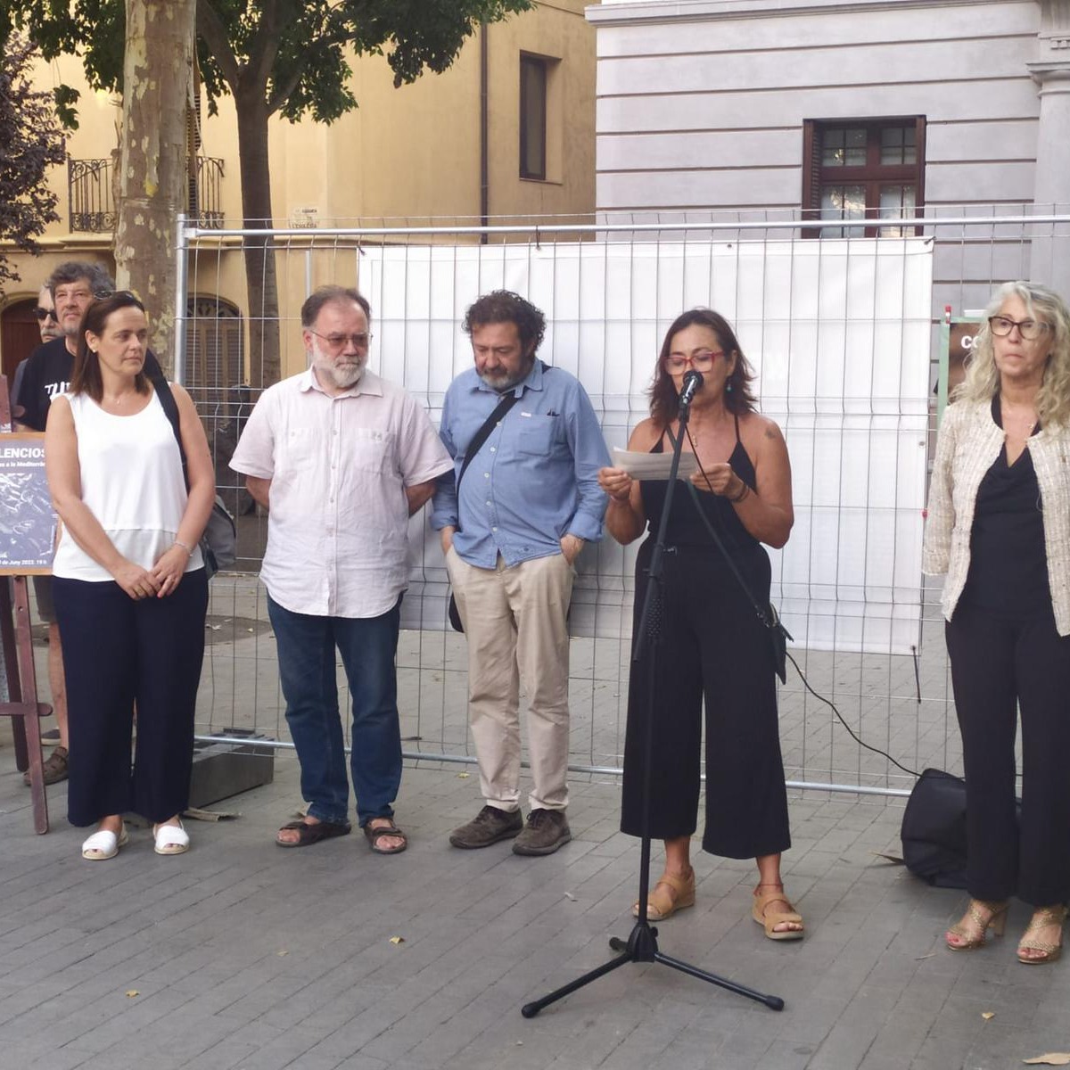 Aquest divendres l’entitat AFAP ha convocat una concentració silenciosa en mostra de dol i solidaritat.
La regidora de Solidaritat i agermanaments Núria Carrera, de Tots Som Sant Feliu, a estat donant el seu suport