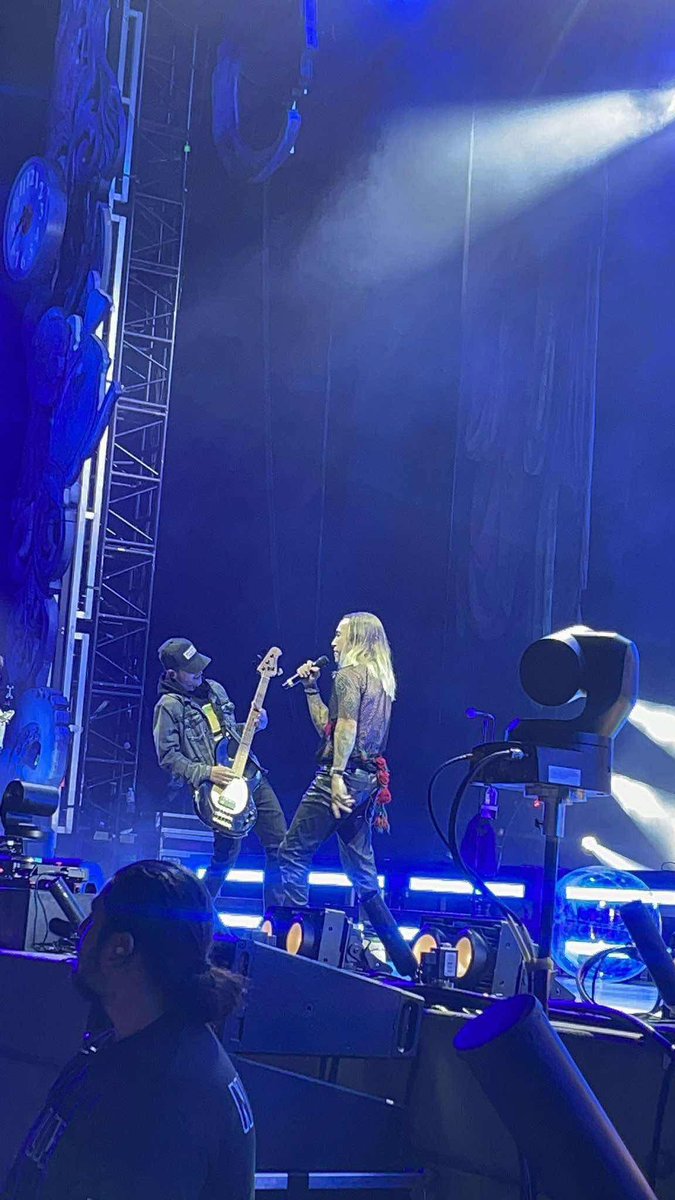 ON MY BACKUP BC I HAVE TO TWEET ABOUT THIS WHAT THE FUCK