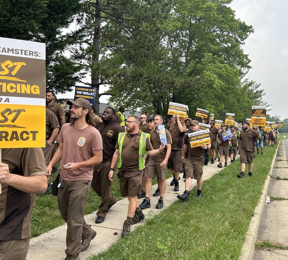 Teamsters's tweet photo. PRACTICE PICKETS SPREAD AS TEAMSTERS PUSH UPS FOR MORE BARGAINING PROGRESS 

As @UPS #Teamsters win major gains at the bargaining table, practice picketing actions will not let up. 

It's time to keep the pressure on! 
#HotUnionSummer https://t.co/PvurDkM5H7