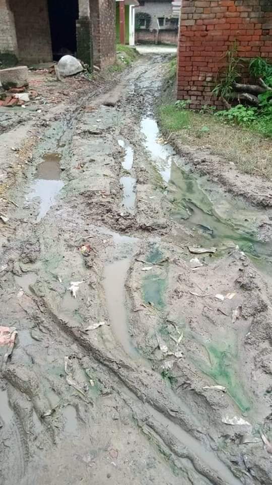 यह दृश्य उत्तर प्रदेश के जनपद देवरिया के बरहज ब्लाकके ग्राम सभा भुलईपुरतलौरा का है आज़ देश को आजाद हुए75वर्ष बीत गए लेकिन इस गांव तलौरा में आज तक एकभी पक्की सड़क नहीं बनी
आज़ के दौरमें पुज्य बाबा जी की सरकार हैअभी भी वहीं हालहै अपने दुर्दशा पर रो रहा यह गांव तलौरा आपकी राय का है