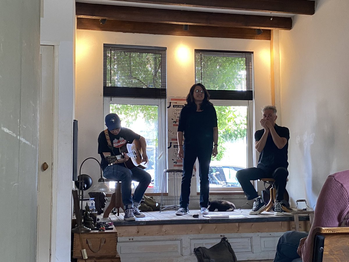 De kat hoorde dat t goed was: @gluren in #Lombok #Utrecht met #BartRijs, Erik op gitaar en de onvolprezen stem #JolandaPeters. Mooie en unieke formule dit festivalletje.