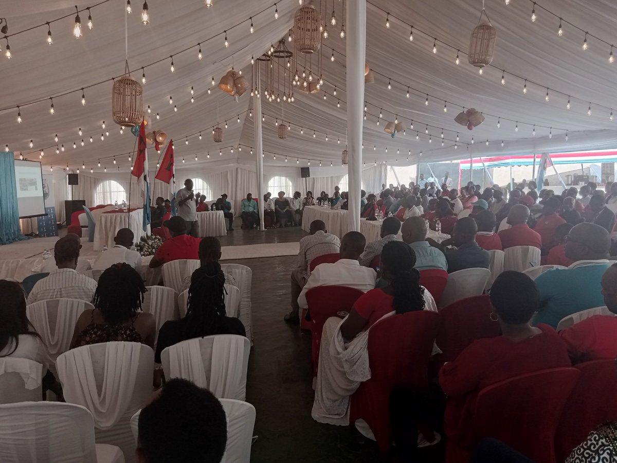 hambajona's tweet photo. Nonaha: Abanyamuryango ba @rpfinkotanyi mu Kagari ka #Nonko @NyarugungaO @KicukiroDistr @CityofKigali bari mu nama y'inteko rusange aho barimo kugzwaho ibyagezweho ndetse n'ibiteganywa gukorwa haba mu Bukungu, Imibereho myiza ndetse n'Imiyoborere myiza; harimo n'igikombe cyahawe https://t.co/PIuDSURD3m