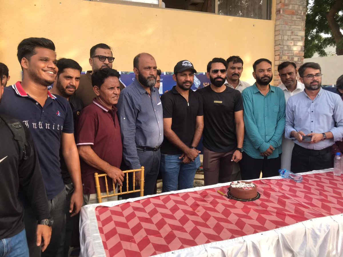OfficialSjas's tweet photo. سجاس کے تحت ولڈ اسپورٹس جرنلسٹس ڈے اصغر علی شاہ اسٹیڈیم میں منایا گیا، اس موقع پر سابق کپتان سرفراز احمد اور ٹیسٹ کرکٹر فواد عالم نے ولڈ اسپورٹس جرنلسٹس ڈے کا کیک بھی کاٹا۔ https://t.co/IpepqElZml