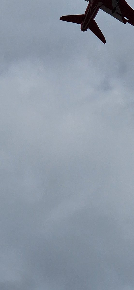 colinmmason's tweet photo. Great to see the #redarrows in #farnborough today #photofail https://t.co/k7KJgqIhAM