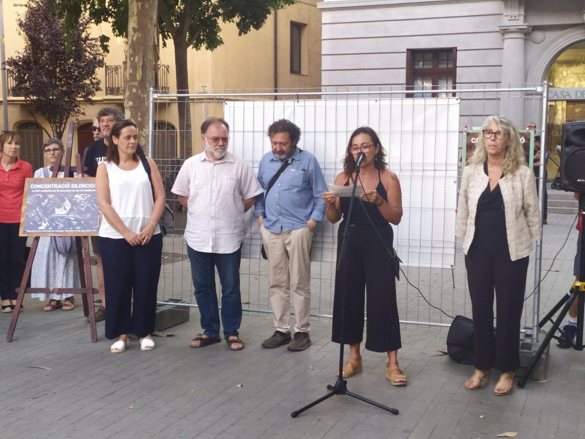Aquest divendres l’entitat AFAP ha convocat una concentració silenciosa en mostra de dol i solidaritat.
La regidora de Solidaritat i agermanaments @nuriacarreraj, de <a href="/totssomsf/">TOTSsomsantfeliu</a> , a estat donant el seu suport