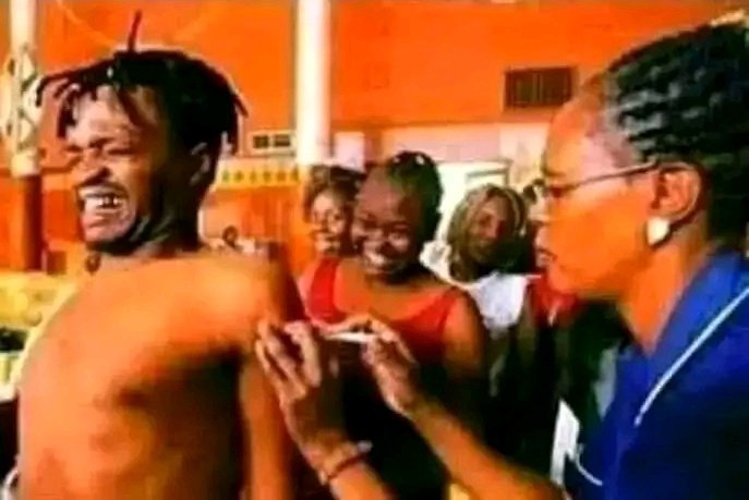 I'll take a bullet for you, I can lay my life for you, I can die for you. See him here,He can't even take a needle for himself 🤣