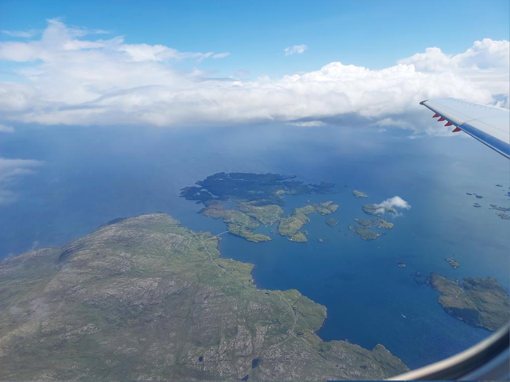 Benbecula to Glasgow via Stornoway 🛩🙈 an extra little flight up to Stornoway and now on our way to Glasgow. Flew over Berneray on the way. Beautiful clear views of Baleshare, Scalpay, Shiant Isles and Lewis #OuterHebrides