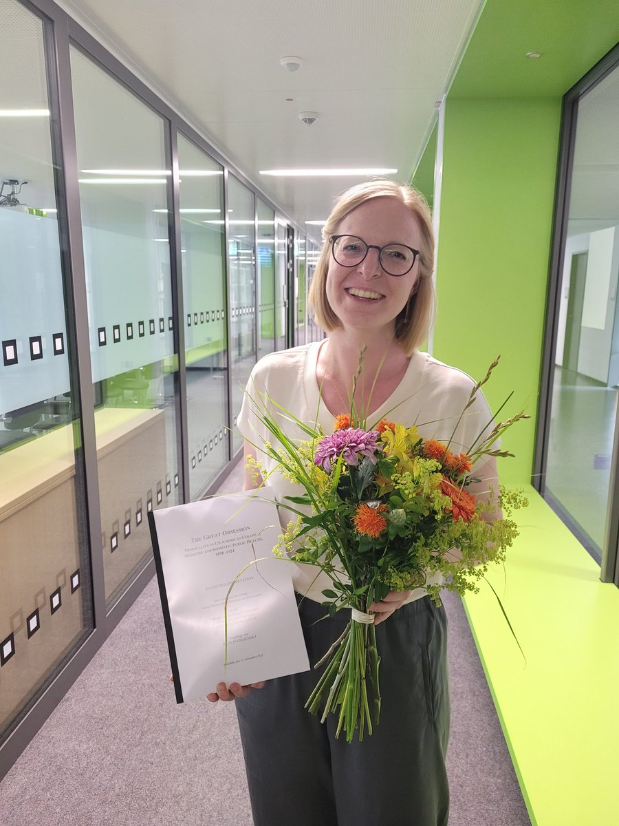 It's done! Last Wednesday I successfully defended my PhD thesis, 'The Great Obsession: Tropicality in US-American Colonial Medicine and Domestic Public Health, 1898-1924' at @unibielefeld @sfb_comparing 🥳👩🏼‍🎓💐