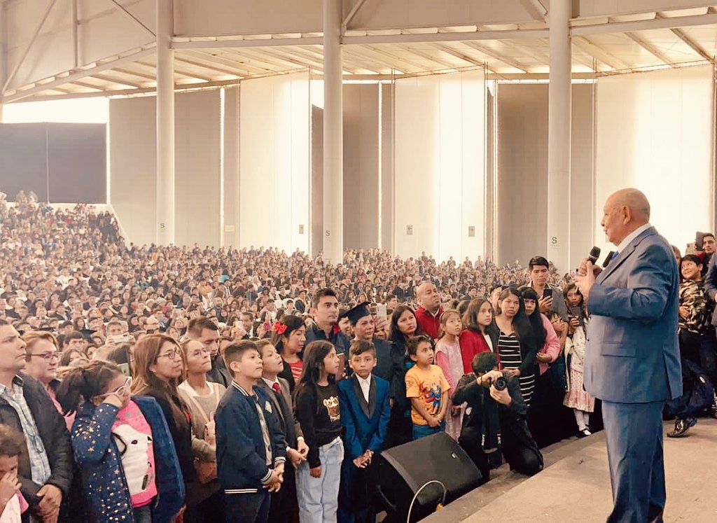 PrMontalvan's tweet photo. Increíbles logros de la radio NT-Lima:
1000 graduaciones.
121 bautismos.
Una iglesia unida. 
Líderes comprometidos.
1 millón de oyentes hasta el 2025.
¡Alabamos a Dios por los resultados y esperamos aún más bendiciones en el futuro! 
¡El Señor está a las puertas! https://t.co/xxXL7fExYP