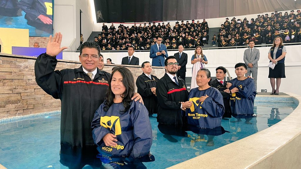 PrMontalvan's tweet photo. Increíbles logros de la radio NT-Lima:
1000 graduaciones.
121 bautismos.
Una iglesia unida. 
Líderes comprometidos.
1 millón de oyentes hasta el 2025.
¡Alabamos a Dios por los resultados y esperamos aún más bendiciones en el futuro! 
¡El Señor está a las puertas! https://t.co/xxXL7fExYP