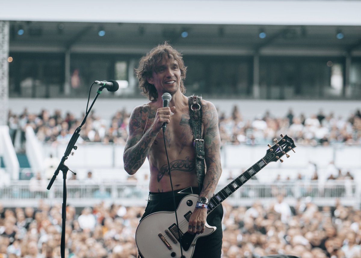 thedarkness's tweet photo. British Summer Time in Hyde Park was absolutely brilliant! Rock &amp; Roll ain’t dead. https://t.co/MihdTyF5Pl https://t.co/EjO8cDske5