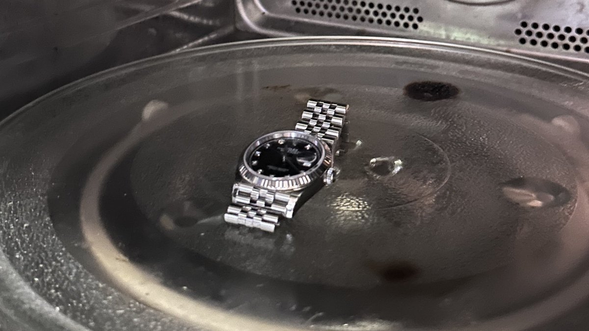 TurtleLoveCat's tweet photo. changkyun left his watch in the practice room and kihyun and jooheon just took random pictures of it lmaogsjshbd https://t.co/l4oDhiRU3H