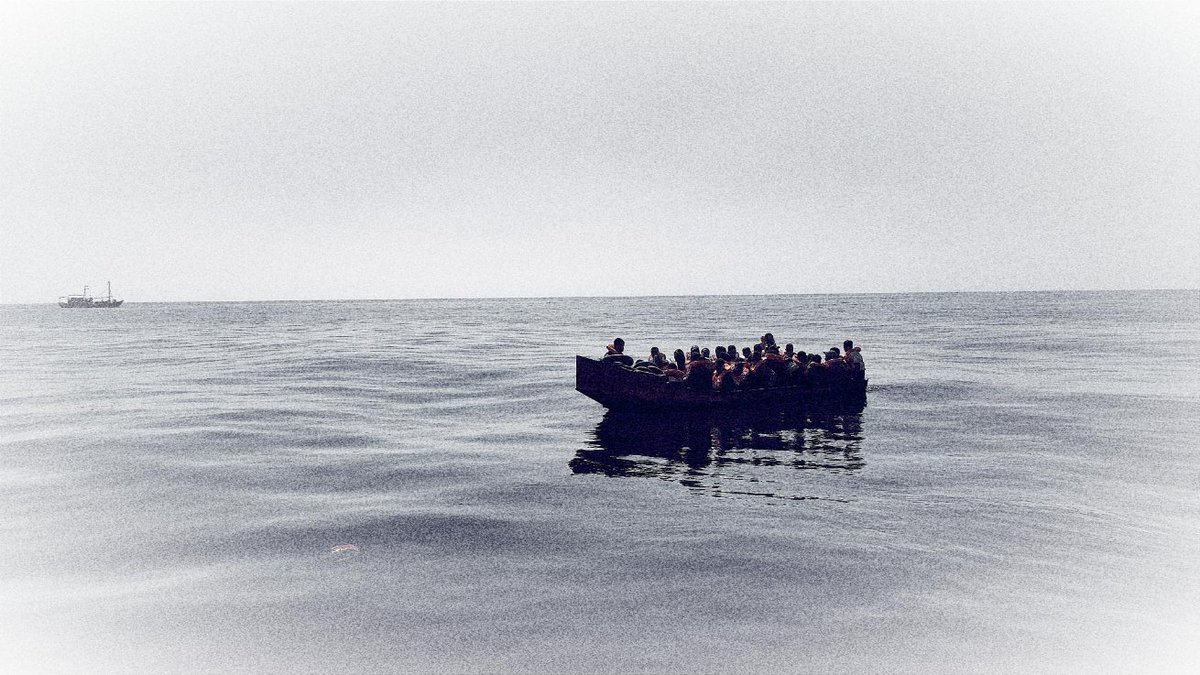 "Donnerstag sind wir bei nem Boot angekommen, das seit Tagen unterwegs war. Die Leute hatten ein Satellitentelefon dabei &amp; haben immer wieder nach Hilfe gerufen. Niemand hat reagiert. Wie muss sich das anfühlen, wenn du merkst es ist allen egal ob du lebst oder stirbst."
Dariush