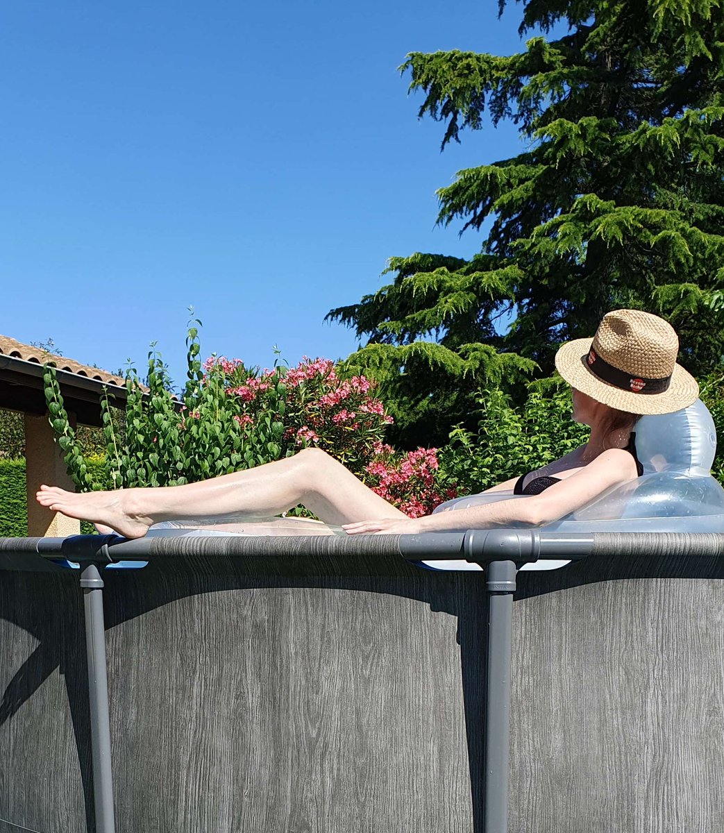 Aphrodiziak_'s tweet photo. Tentative de bronzage pour la Comtesse sur son trône estival #SundayMood #HelloSunshine #TwitchStreamer #TwitchFr #GamerGirl #TwitchGirl #Blonde #Aphro https://t.co/68oqY4ZIKU