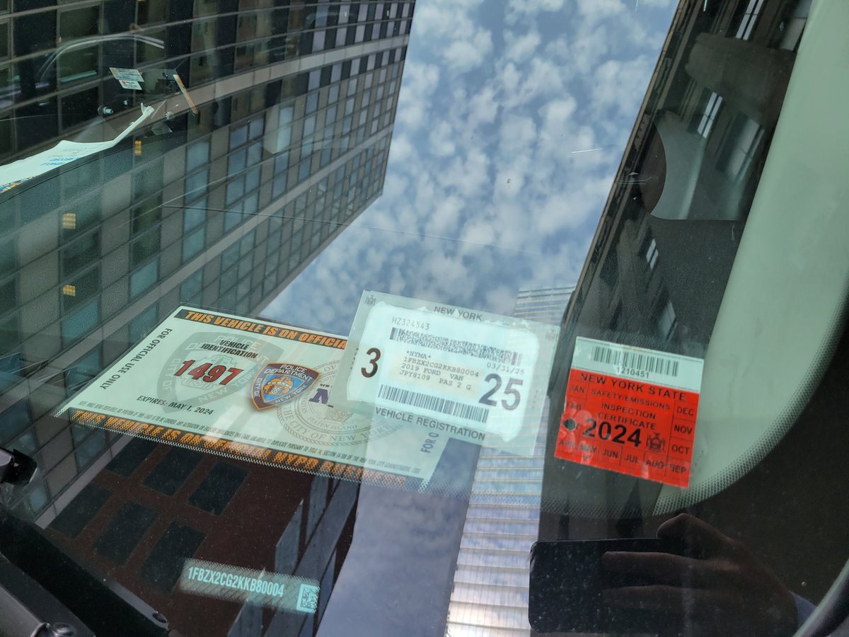 placardabuse's tweet photo. Another #SnatcherVan pair parked illegally in a No Standing zone.
Because why bother to follow the law when #NYPDSoftOnCrime?
#CultureOfCorruption https://t.co/ys4zlKNmsQ