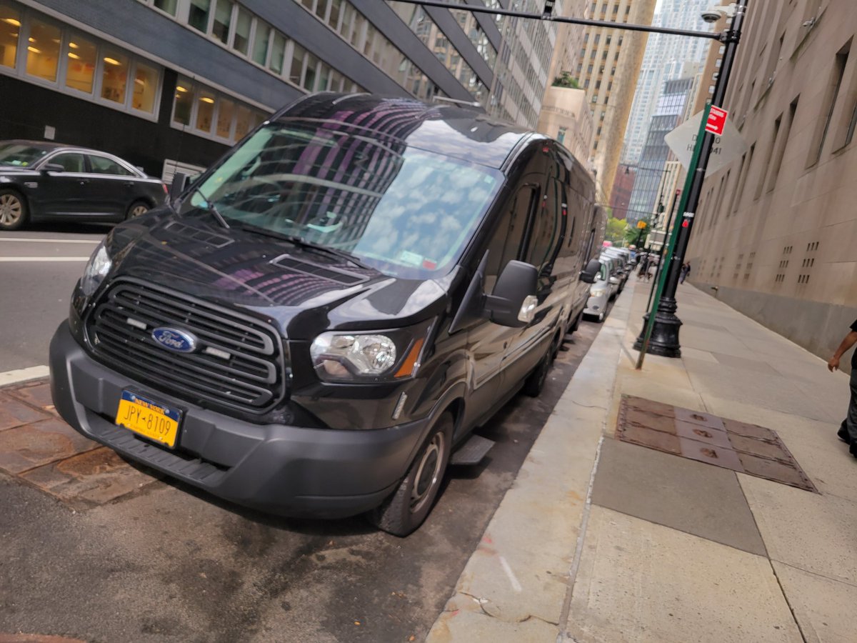 placardabuse's tweet photo. Another #SnatcherVan pair parked illegally in a No Standing zone.
Because why bother to follow the law when #NYPDSoftOnCrime?
#CultureOfCorruption https://t.co/ys4zlKNmsQ