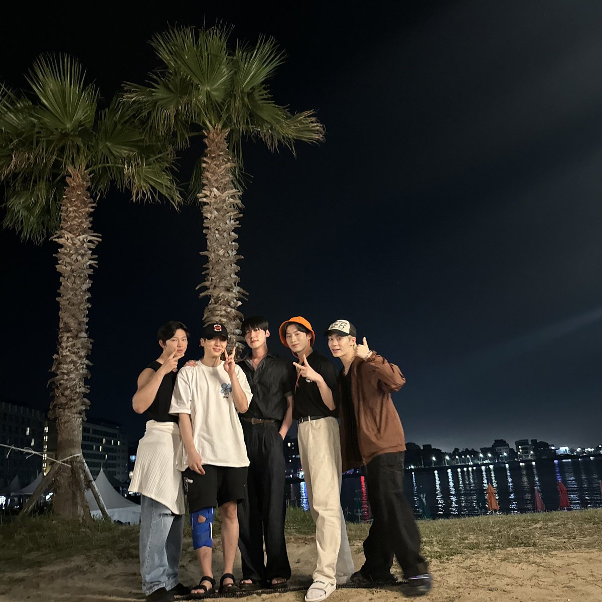 official_ONEUS's tweet photo. [#원어스]
ONEUS in Jeju🍊 https://t.co/SygTYdP6mj