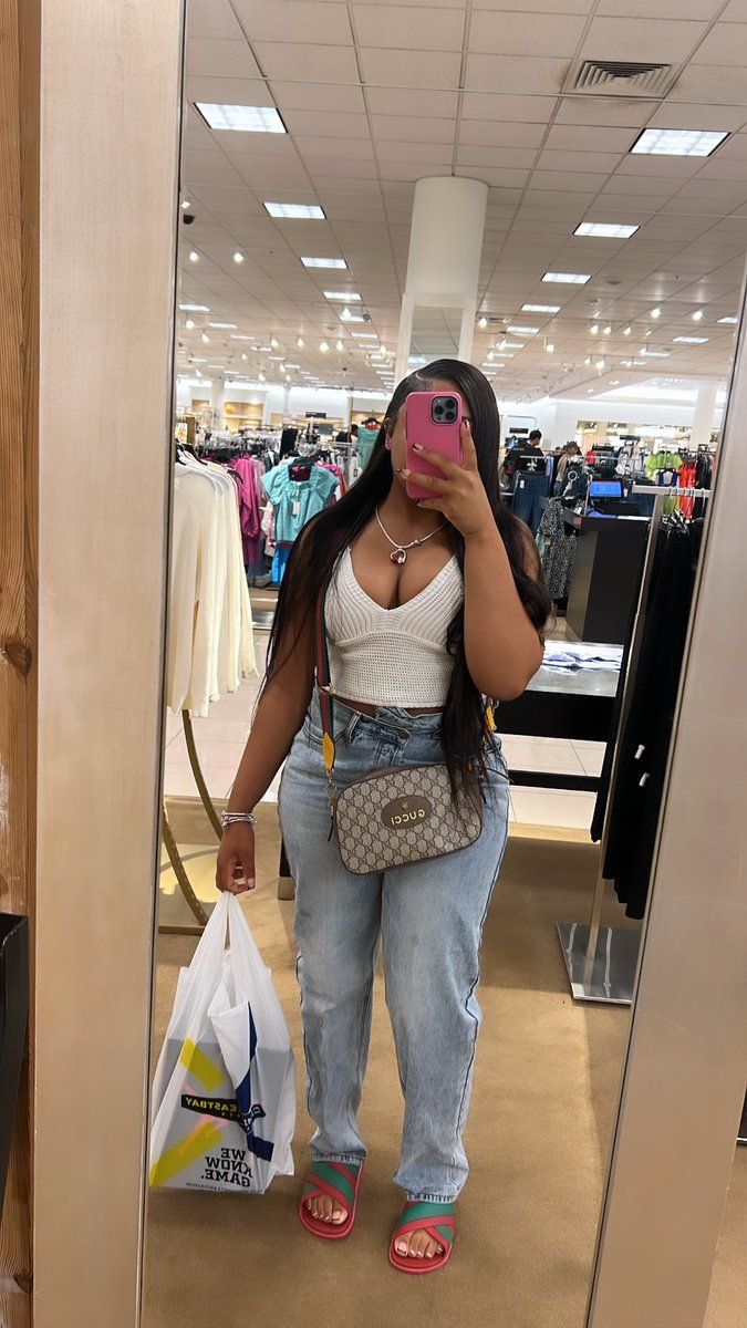 jamaicanlala_'s tweet image. I love me some over size light blue denim jeans🥹❤️🔥