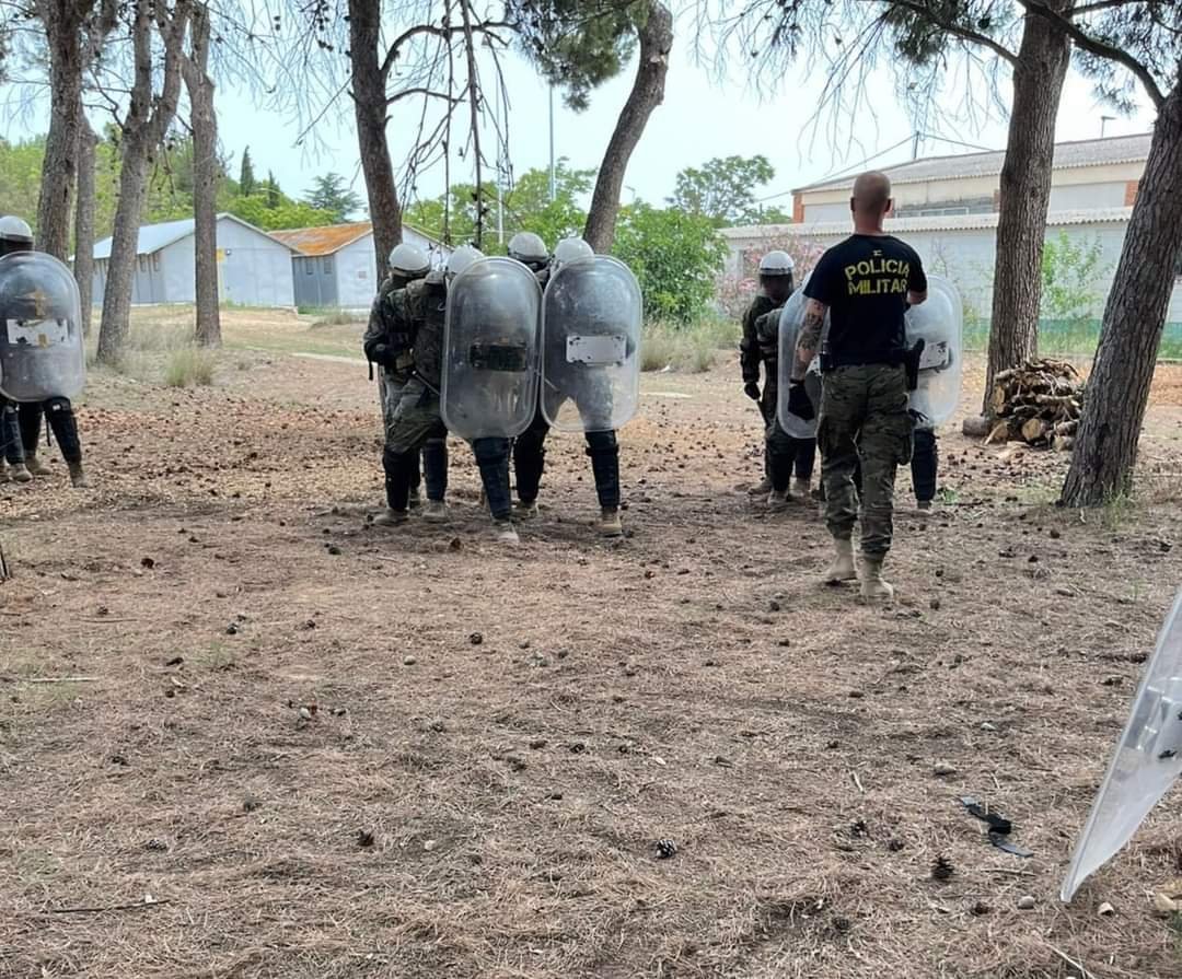 FUTER_ET's tweet photo. Propuesta de publicación 

Los jinetes del Grupo de #Numancia  del Regimiento de #Caballería #España_11 continúan su preparación antes de desplegar en el Líbano. Esta semana han realizado la instruccion en control de masas. 
"No hay aprendizaje sin corazón". https://t.co/SC98n0D0Bw