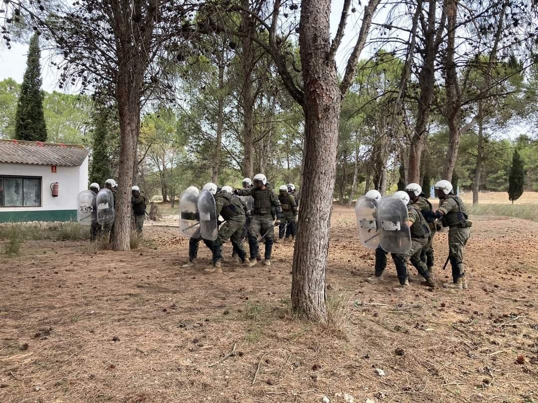 FUTER_ET's tweet photo. Propuesta de publicación 

Los jinetes del Grupo de #Numancia  del Regimiento de #Caballería #España_11 continúan su preparación antes de desplegar en el Líbano. Esta semana han realizado la instruccion en control de masas. 
"No hay aprendizaje sin corazón". https://t.co/SC98n0D0Bw
