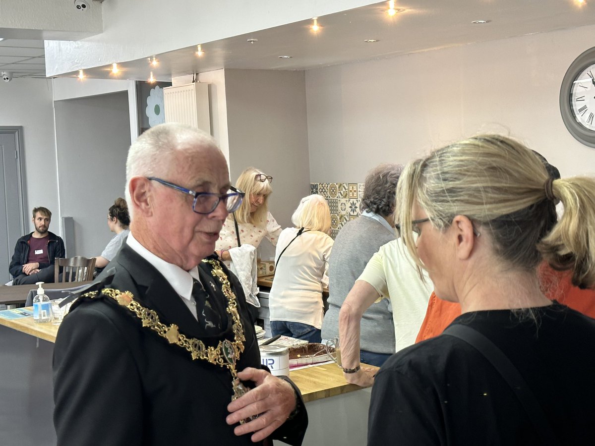 Visited the new fantastic Repair Cafe today … the experts were kept very busy ! Met the Mayor and ate cake 🍰 🌹 with <a href="/lizgrey_/">liz grey</a> .
In the fabulous <a href="/WirralDeen/">Wirral Deen Centre</a>