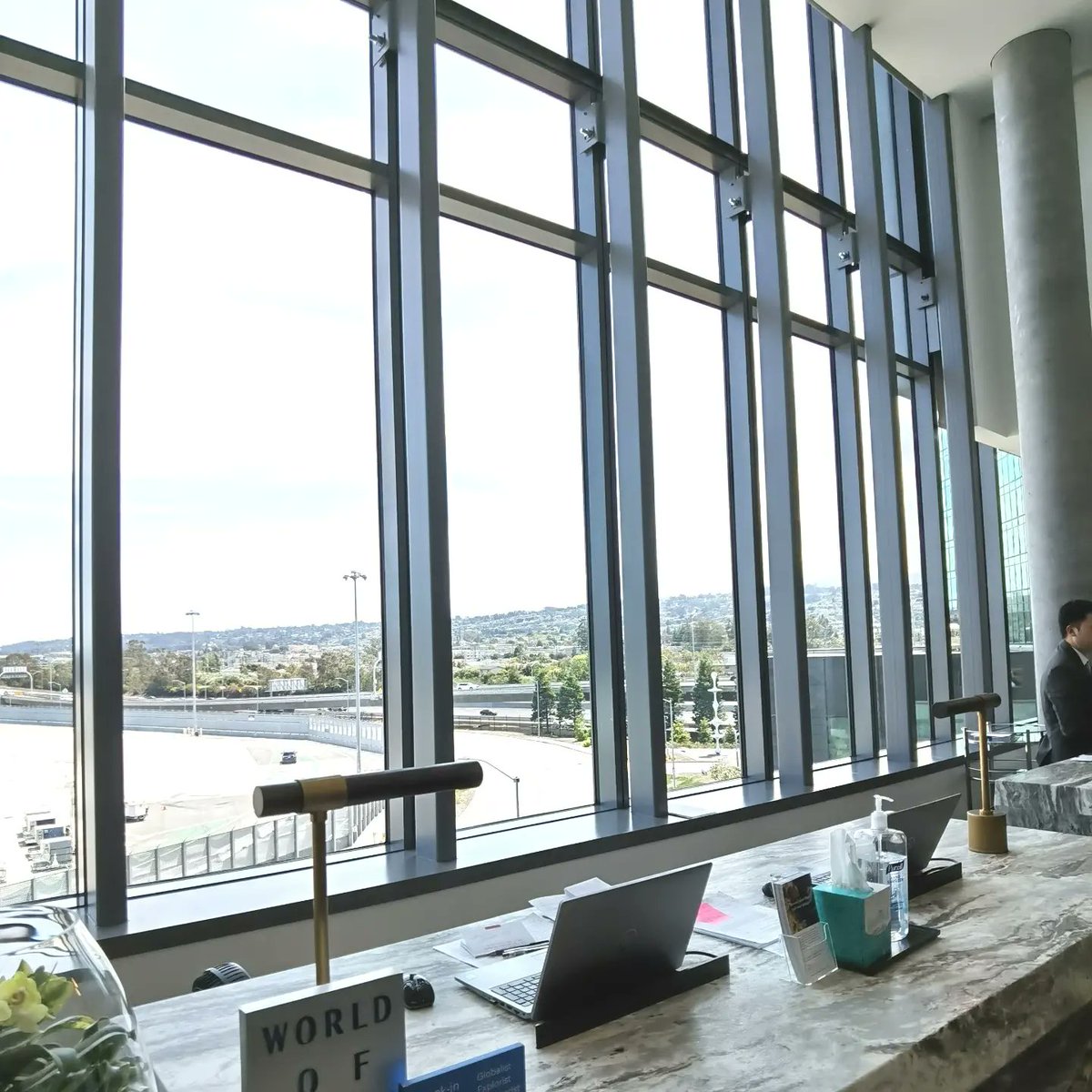 MoVernie's tweet photo. #AirCanada hosted me at this beautiful, chic, modern #GrandHyattSFO hotel that is located right at the #SanFranciscoAirport.
The hotel has an indoor connection walkway to the Air Train station that will take me to Terminal 2, where the #MapleLeafLounge is located.
#FlySFO #MLL https://t.co/bZmPiDA16Q