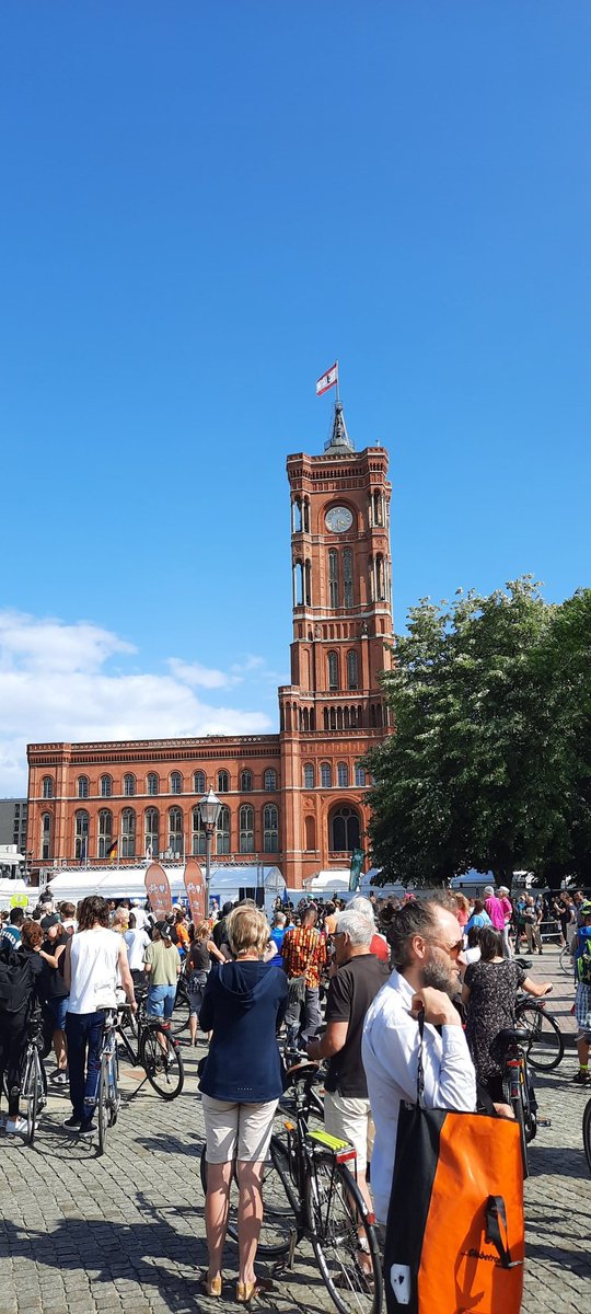 On the road again for a safer bike infastructure after the current Berlin goverment stopped all current projects😱
#Nichtmituns <a href="/ADFC_Berlin/">ADFC Berlin e.V.</a>