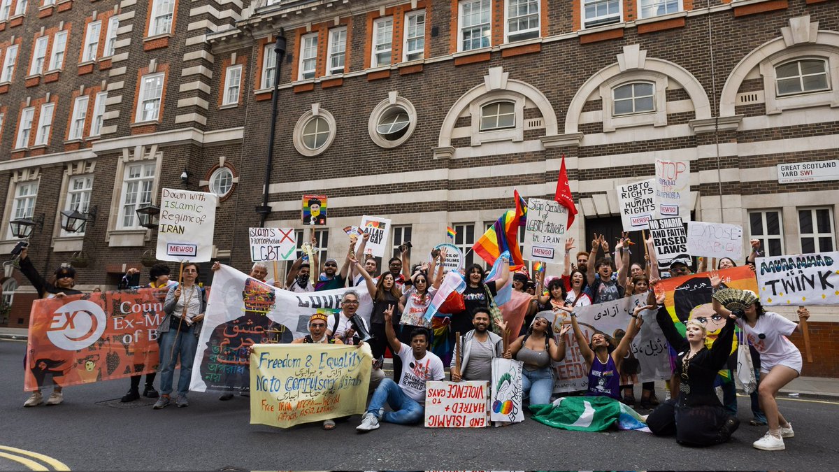 kuredhikuri's tweet photo. Marched with @CEMB_forum at #PrideInLondon yesterday.
Reminding folks of their #LGBT brethren in oppressive Islamic regimes, and to deny #Maldives the #PinkDollar.
Solidarity with the #WomanLifeFreedom revolution in Iran, for liberation, against #Islamism. https://t.co/LcERWrs97d