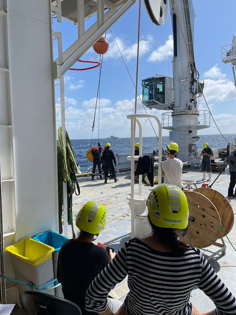 A bord du PP? 🚢| Nouveau front trouvé: c'est le début de la station longue n°4!

Déploiement de la ligne instrumentée suivie de la mise à l'eau du TZEX (Sediment Float), les activités reprennent!

Psst, les collègues à bord du Thalassa ne sont pas très loin 😉

📸<a href="/fabien_lombard/">fabien lombard</a>