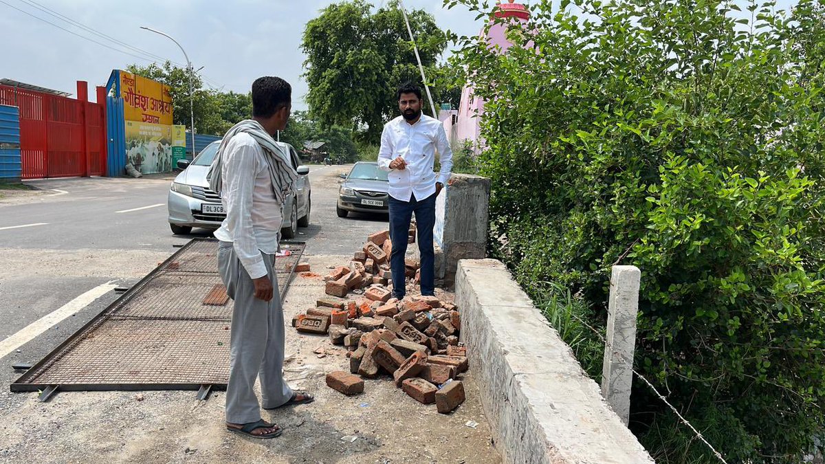 vikranttongad's tweet photo. Cleaning, lining and fencing work is going on at Noida pond .
#pondrestoration #PondClean #workforenvironment #CSR #VikrantTongad #SAFE https://t.co/rWyvIAE4nV