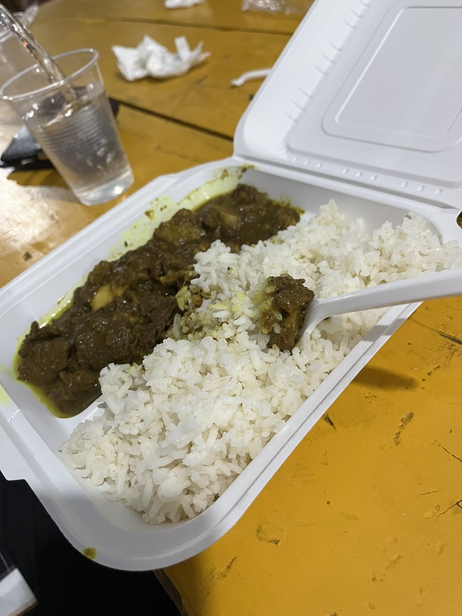 CuteSimoy's tweet photo. Credit must be given to Kingston Kitchen…they have improved the standard of the event
was truly the event to start the summer…curry goat and jerk chicken from #LymingWalkerswood 
Chilled at the #SelectBrands bar with the good wines 
Great night with even good company
#Wine https://t.co/b7ar2Pv8RO