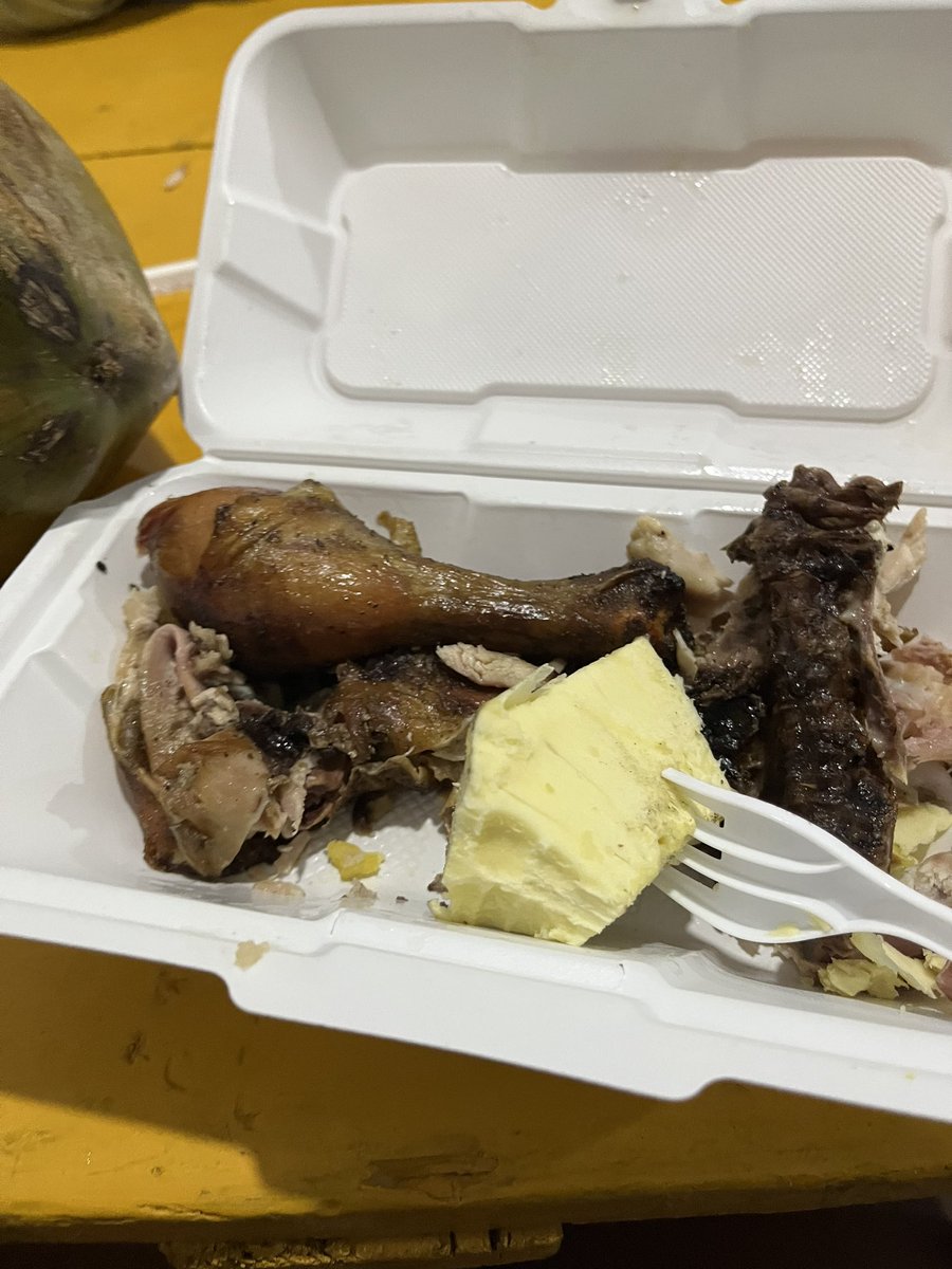 CuteSimoy's tweet photo. Credit must be given to Kingston Kitchen…they have improved the standard of the event
was truly the event to start the summer…curry goat and jerk chicken from #LymingWalkerswood 
Chilled at the #SelectBrands bar with the good wines 
Great night with even good company
#Wine https://t.co/b7ar2Pv8RO