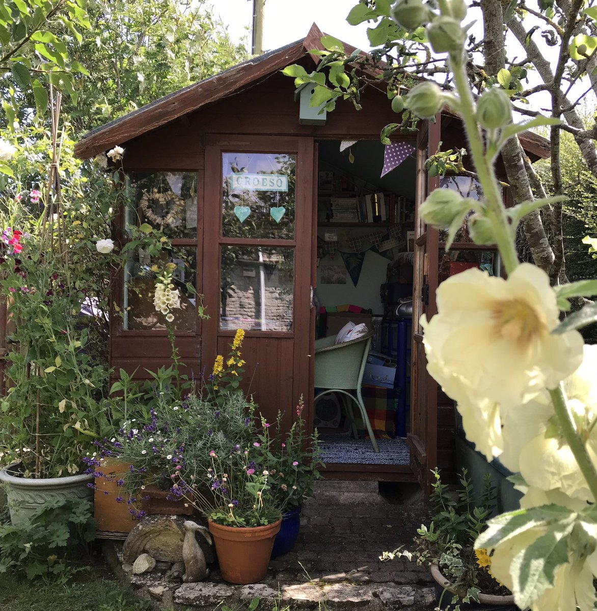 letterappsoc's tweet photo. Possibly not really โsortedโ as such but certainly a bit tidier, plus a new #DeskGallery! I even โranโ the hoover round! Thanks so much as always for helping to cheer up this little corner of Dorset with all the pretty cards and lovely letters. #LetterWritingShed ๐๐งน๐โจ https://t.co/nicx02XZe0