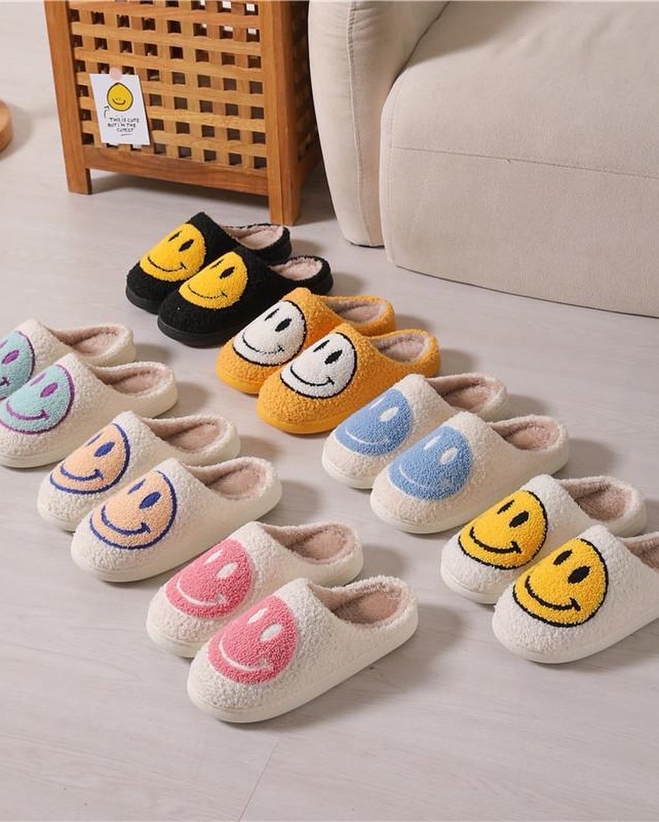 theemashurano's tweet photo. Crocs weather 🌧🌧 https://t.co/RozNaFW2ID