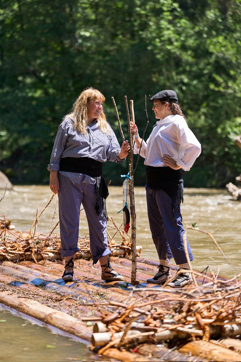 govpirineuiaran's tweet image. Aquest matí la #consellera @cultura_cat @natalia_garriga ha participat aquest matí en la XLV Diada dels #Raiers de la #PobladeSegur

L'any 2022 foren declarats com com a Patrimoni Cultural Immaterial de Humanitat per la @UNESCO 🏛