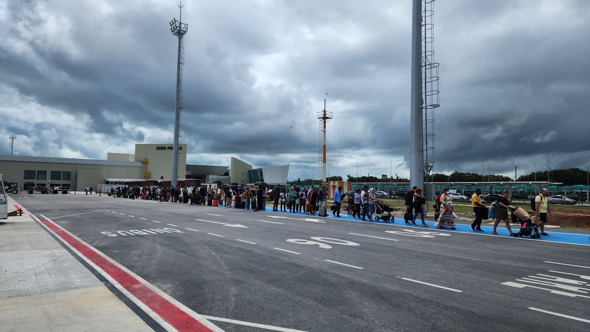 pbao's tweet photo. @LATAM_BRA mais uma vez demonstrando falta de empatia e respeito  com os passageiros
Deixou uma senhora em uma cadeira de rodas por mais de 10 min no sol. Só ao final deu um guarda sol.
Chamou os passageiros para embarque de deixou 10 min embaixo do sol de 30 graus em JP. https://t.co/iJta8DS5bI