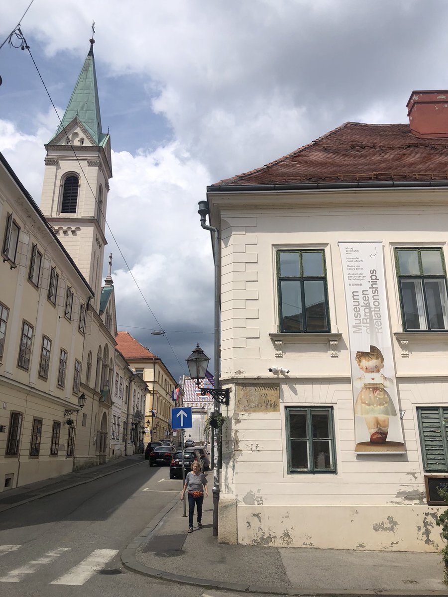 guillermofesser's tweet photo. Bienvenido al Museo de las Relaciones Rotas. Está en la parte vieja de la ciudad de Zagreb, Croacia; un casco histórico que, después del terremoto sufrido en 2021, intenta acicalarse para recuperar la primitiva belleza de los palacios construidos bajo el imperio austrohúngaro. 👇 https://t.co/MvhSEtuWZX