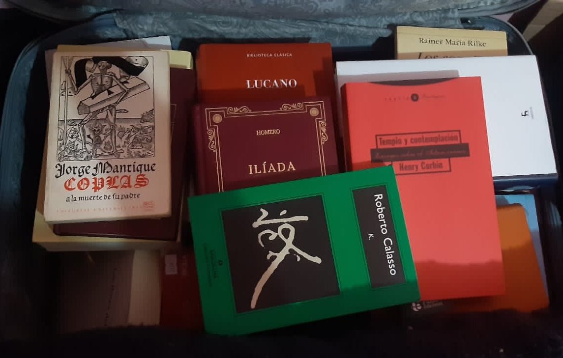CarolusH27's tweet photo. Por el momento no poseo ninguna estantería, por lo que, sólo provisoriamente, almaceno varios de mis ejemplares en una maleta de viaje. El resto están protegidos en cajas de zapatos. Mucho no podrán fisgar los curiosos en la foto, así que lo demás queda a su imaginación https://t.co/Z8OhlRqhP7