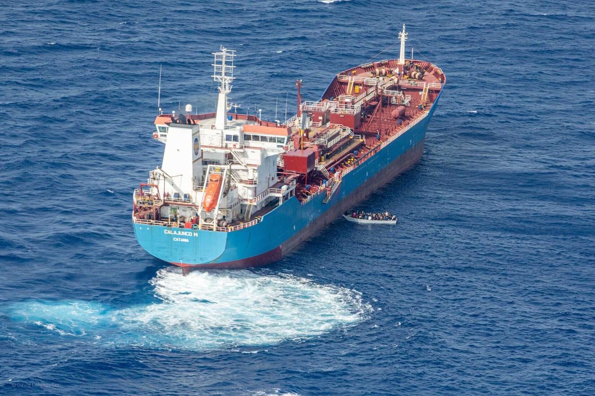 SeaWatchItaly's tweet photo. Ieri #Seabird2 ha individuato un'imbarcazione in difficoltà con 70 persone.
Allertato, il mercantile Calajunco M ha soccorso le persone e si dirige ora verso Trapani. Ringraziamo equipaggio e comandante per avere riaffermato la legge del mare: chi si trova in pericolo va soccorso https://t.co/eDhEjUG5LW