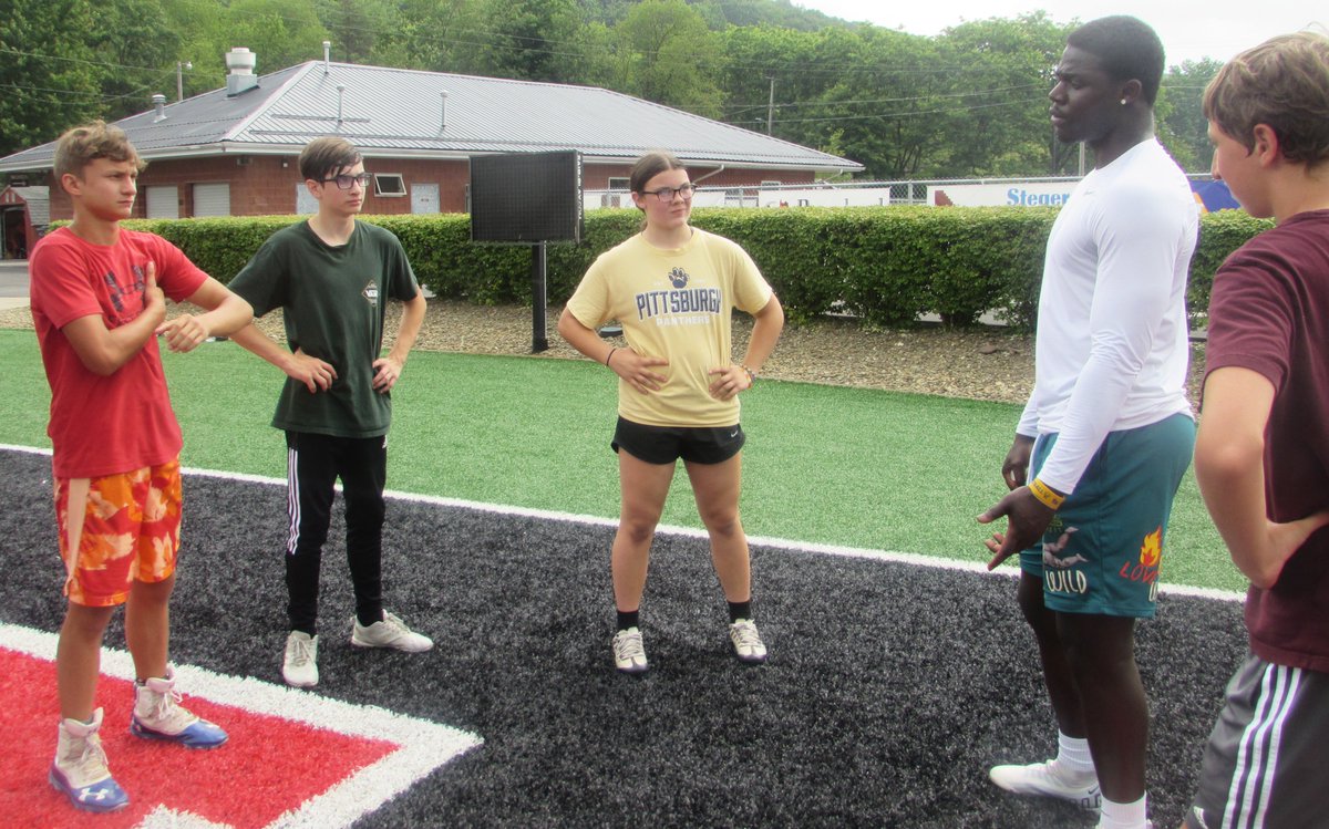VarischettiLp's tweet photo. We were honored to have 8 D1A football players work with the Brockway Rovers! They are great college athletes giving back by sharing their talents. Thank you @pjurkovec Rodney Hammond @konata_b @GavinBartholom6 @MattGoncalves77 @TMT_DGreen2 &amp; @Mjdevonshirejr &amp; @BangallyKamara! https://t.co/tDhALCOspz